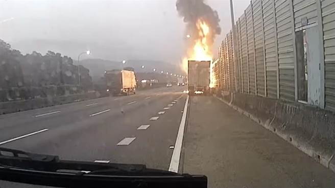 国1南下三义段联结车起火燃烧，消防人员赶抵灌救。（消防局提供／何冠娴苗栗传真）