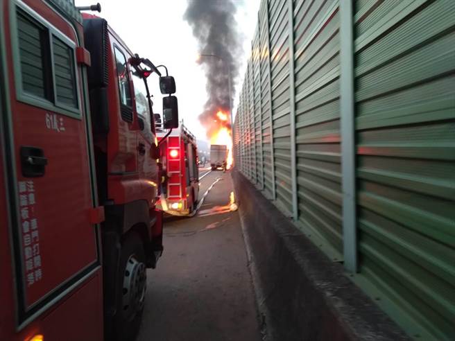 国1南下三义段联结车起火燃烧，消防人员赶抵灌救。（消防局提供／何冠娴苗栗传真）