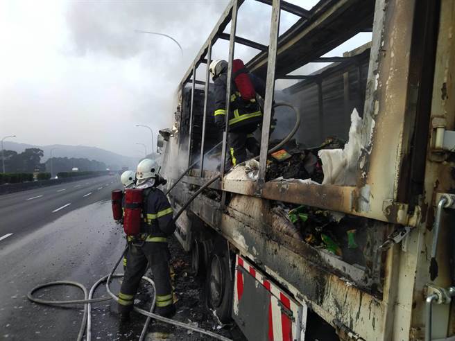 国1南下三义段联结车起火燃烧，消防人员赶抵灌救。（消防局提供／何冠娴苗栗传真）