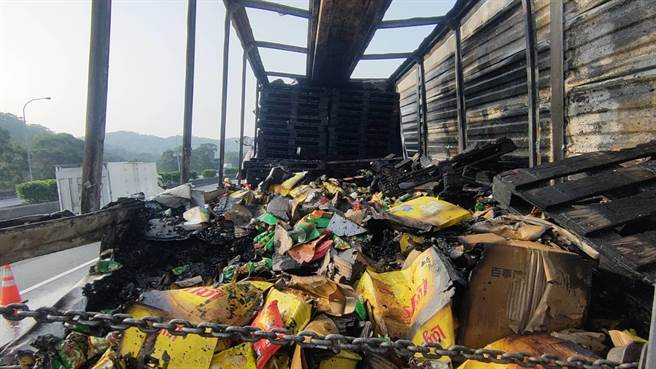 国1南下三义段联结车起火燃烧，轮胎飞喷。（民眾提供／何冠娴苗栗传真）