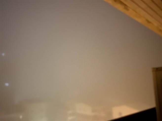 图为一名台南网友PO出今早他家的窗外景色，台南整个变雾都。(翻摄自 PTT)