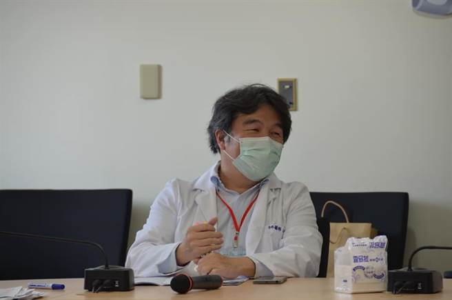 部立桃園醫院前進指揮所昨天解編，衛福部長陳時中點名前進指揮所指揮官王必勝，頭髮白了很多。(圖/摘自王必勝臉書)