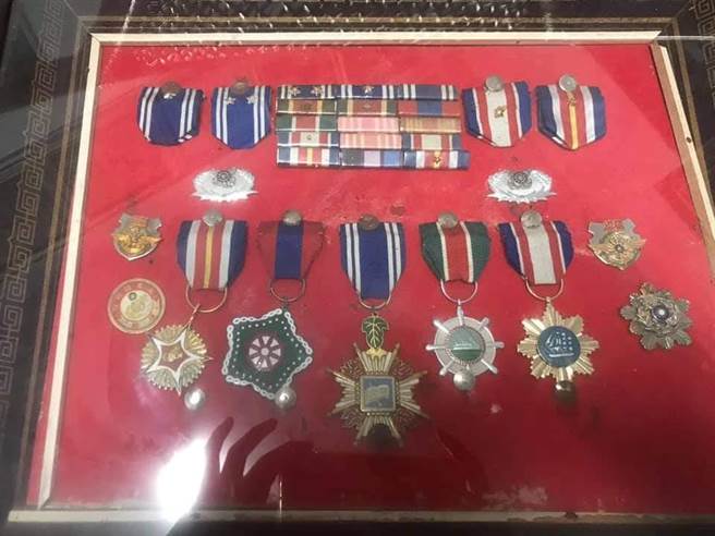 一位女網友分享公公從軍48年留下的精采勳章，下排自左數起第四枚，有著藍白相間的絲帶，即為二星忠勤勳章。（翻攝臉書社團《爆廢公社二館》）