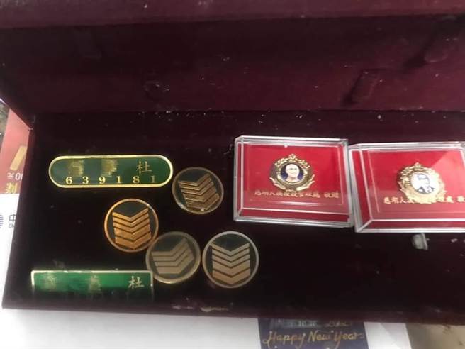 女網友的公公驍勇善戰，從軍期間領回相當多勳章。（翻攝臉書社團《爆廢公社二館》）