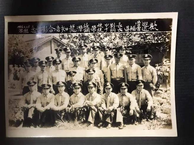 女網友分享公公從軍時的黑白老照片，不少網友感觸良多，紛紛感謝前人種樹，才有今日的台灣。（翻攝臉書社團《爆廢公社二館》）