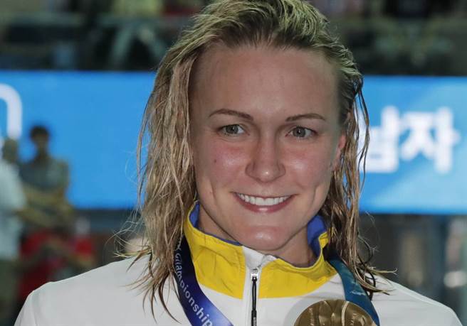 瑞典头号游泳女将莎拉史约斯卓姆(Sarah Sjostrom)在雪地上滑倒受伤，恐影响东京奥运表现。（美联社资料照）