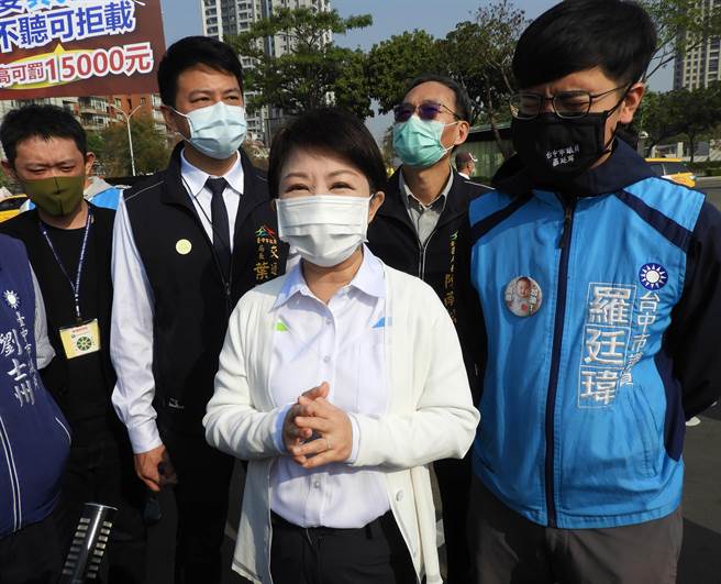 台中市长卢秀燕今天出席「春节关怀计程车驾驶及防疫宣导记者会」时强调，市府先前已提早启动相关应变措施。（陈世宗摄）
