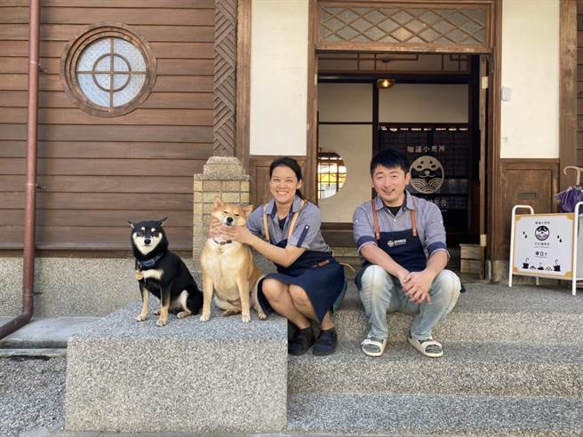 熱愛歷史建物的吳科星（右1）與陳奕璇（右2）利用逾80年歷史的縣定古蹟檢察長宿舍，以2隻柴犬「斗財」（左1）、「囍妹」（左2）作為主題，打造成藝文咖啡廳。（羅亦晽攝）