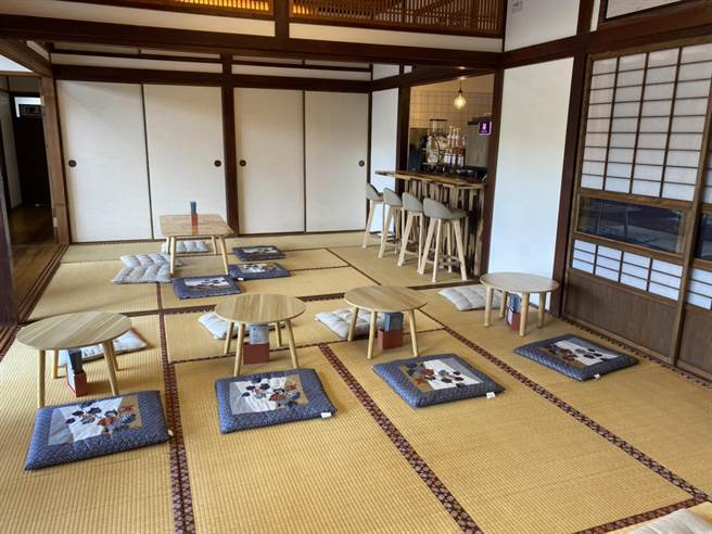 吳科星、陳奕璇保留檢察長宿舍的日式風味，其中舍內「座敷」最為獨特，是日式住宅中最尊位空間，通常會用來會客或祭祀，營運期間也會開放民眾體驗在塌塌米用餐獨特感受。不過，空間屬縣定古蹟，進入室內均需拖鞋並「穿襪」。（羅亦晽攝）