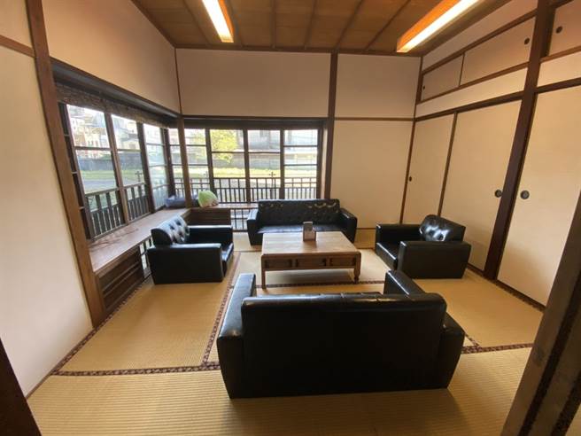 吳科星和夥伴們希望能夠過經營，活化檢察長宿舍延續歷史脈絡，同時更希望能成為地方創生基地，傳遞保留文化資產的重要。（羅亦晽攝）