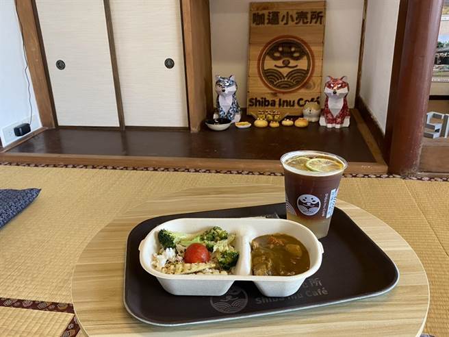 陳奕璇結合中日料理，分別開發台式滷煮及日式咖哩風味的「檢察長弁當」；其中日式咖哩結合創意，加入濃縮咖啡提味。（羅亦晽攝）