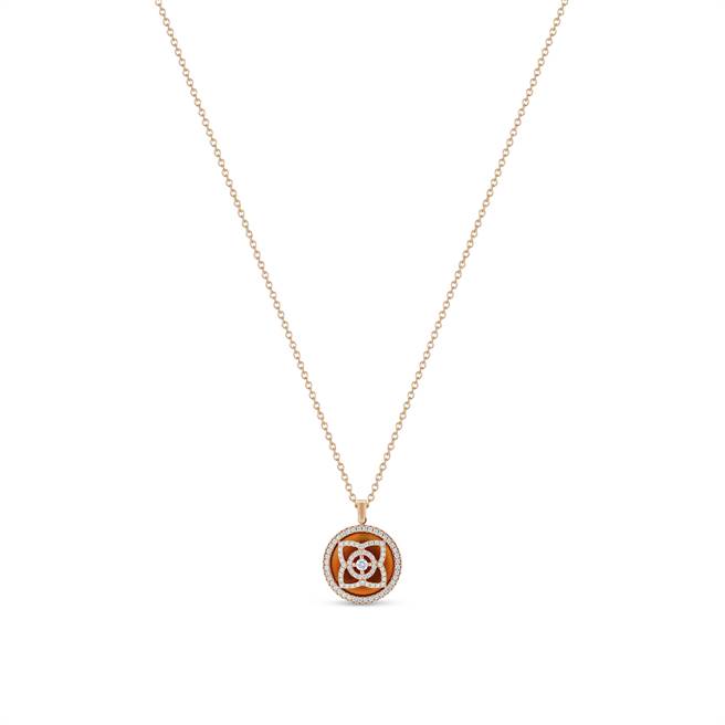 De Beers Enchanted Lotus玫瑰金紅玉髓鑽石項鍊，10萬1000 元。（De Beers提供）