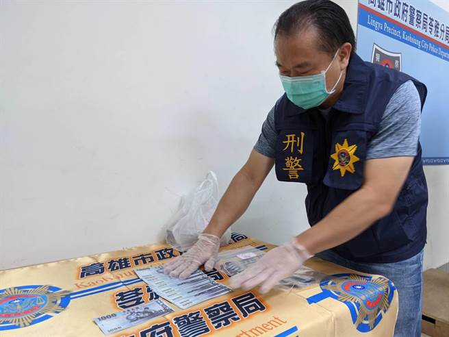 高巿警苓雅分局查获李姓男子持仿真钞票，涉嫌行使偽造货币等罪。（曹明正摄）