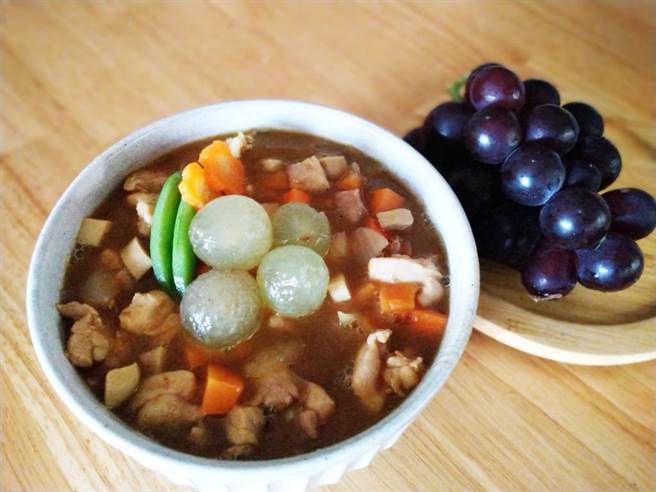 想要吃进抗疫双倍防护力，营养教授王进崑推荐这道菜，还能防风寒、抗发炎，老人小孩也都会喜欢。（图／梁惠明摄）