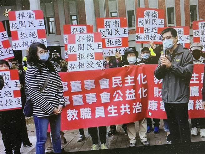 高教工会及康寧大学教职员今天到教育部前陈情，教育部高教司专门委员曾新元（前排右）出面说明。（林志成摄）