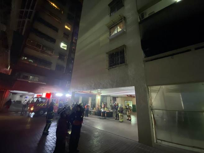 台南市北區公教大樓火警，百餘名住戶下樓逃生。（讀者提供／洪榮志台南傳真）