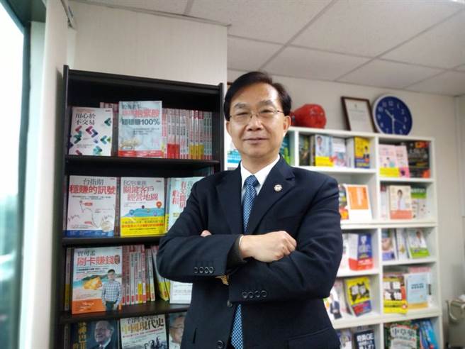 现任中山医学大学营养学系教授的王进崑博士说，用天然食材强化自癒力与免疫力，「这季产的、在地种的，就是最好食材。」（图／梁惠明摄）