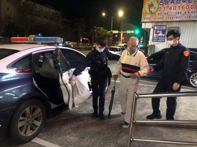 9旬老翁迷途警发现平安护送返家。(警方提供／吕筱蝉桃园传真)