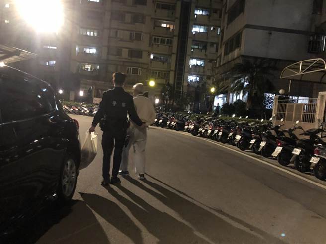 9旬老翁迷途警发现平安护送返家。(警方提供／吕筱蝉桃园传真)