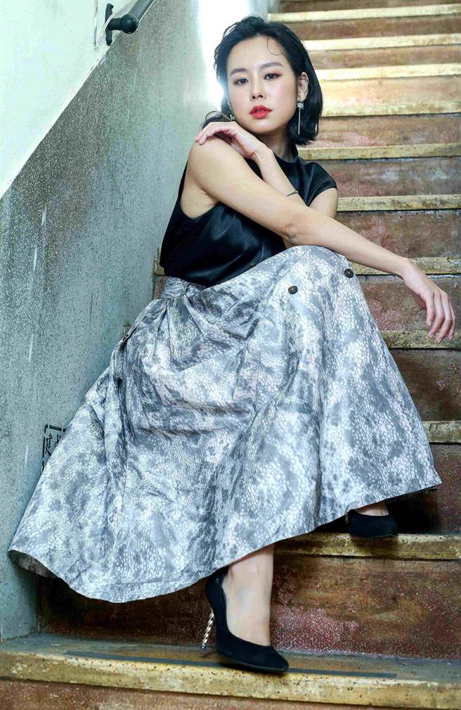 28歲新生代演員孔令元是孔子76代子孫，近期在公視賀歲片《白日夢外送王》擔綱女主角「小天」，是個性高冷寡言的Youtuber，協助男主角禾浩辰破解謎題。（中時提供）