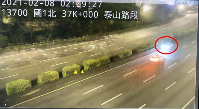 44歲黃女8日凌晨自國道1號北上27公里處逆向行駛汽車，數次與來車擦身而過，驚險萬分，警方最後在北上高架段39公里處林口段攔截黃女（戴上容翻攝）