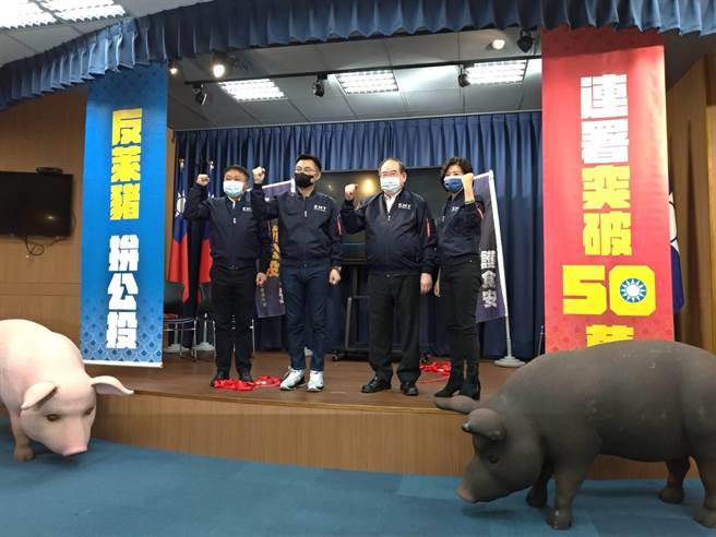 江启臣等人开记者会，宣布双公投连署不到30天就逾50万份。（黄福其摄）