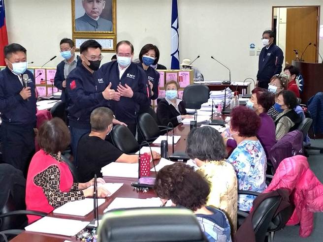 江启臣等人慰勉核对连署书的志工辛劳。（黄福其摄）