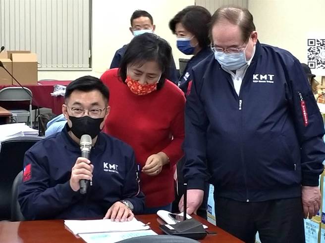 江启臣体验核对连署书。（黄福其摄）