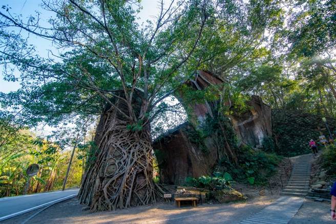 南断桥站下车后，可就近欣赏被榕树攀爬满的壮观景象。(图／行遍天下提供)