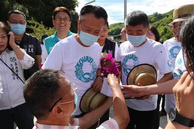 自称菲律宾西北大学牙医系毕业的简姓男子（下跪者），未取得台湾合法牙医师资格却在台北市开设诊所看诊，去年他还跑去向卫福部长陈时中拦路下跪陈情。（本报资料照片）