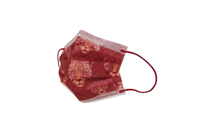 家乐福引进被网友誉为「口罩界的爱马仕」的易廷「一心一罩」，推出绝美丝绸般医疗用口罩。（家乐福提供）