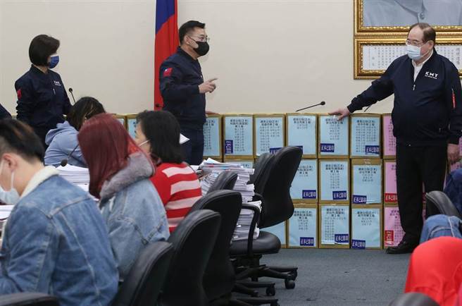 国民党主席江启臣、秘书长李乾龙8日举行记者会，宣布「反莱猪、绑大选」的双公投连署不到30天就破50万份。（王英豪摄）