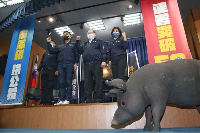 国民党主席江启臣（左二）、秘书长李乾龙（右一）、组发会主委李哲华（左一）、文传会主委王育敏（右一）8日举行记者会，宣布「反莱猪、绑大选」的双公投连署不到30天就破50万份。（王英豪摄）