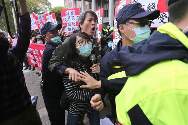 高教工会成员质疑教育部派出的代表毁弃事前承诺，又不愿面对陈情转头就走，上前欲阻挡时和警方发生一波推挤衝突。（黄世麒摄）