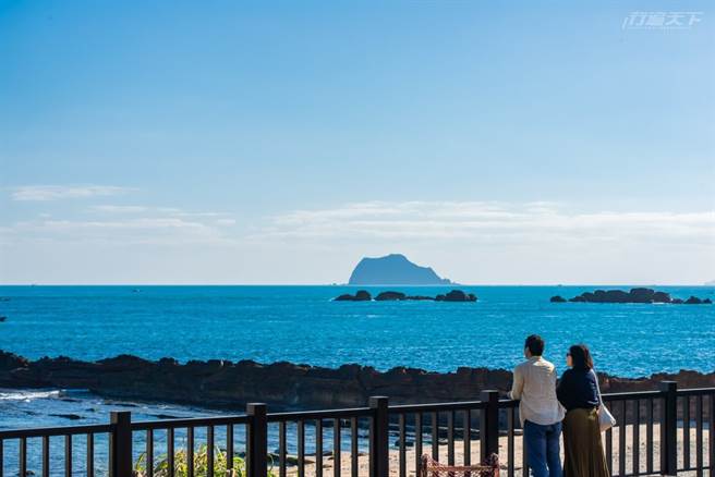 一入口的廣場內還能遠遠眺望基隆嶼。(圖／行遍天下提供)