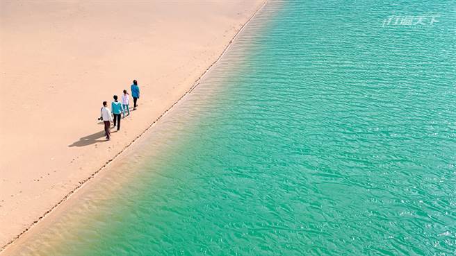 從福隆的彩虹橋往下拍去，潔白沙灘與綠意海水明顯界線剛好成了很迷幻的一幅畫。(圖／行遍天下提供)
