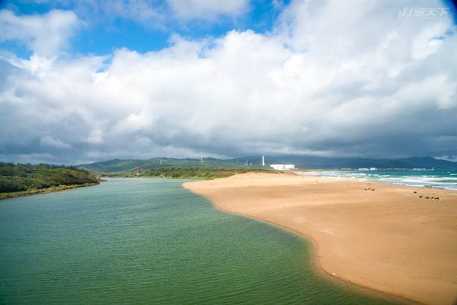 雙溪在此匯流入海，形成了兩條水域特別的奇景。。(圖／行遍天下提供)