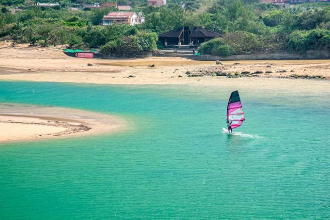 內側溪流平緩無浪，許多風帆高手即使冬天也會前來小試身手。(圖／行遍天下提供)
