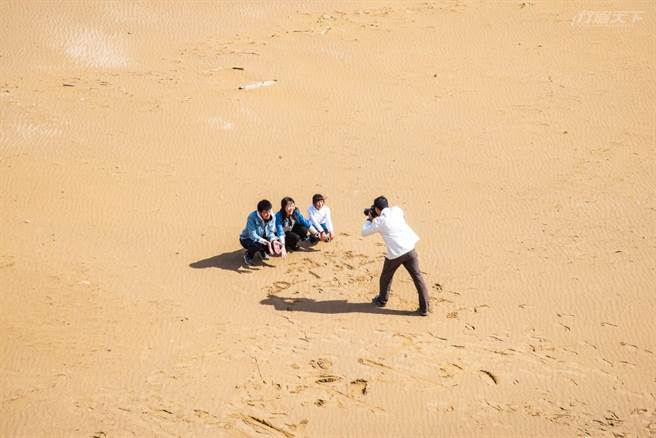 全家人在清幽的福隆沙灘上留下彼此的身影吧。(圖／行遍天下提供)
