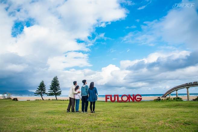 冬天的福隆海水浴場少了人群，卻剛好符合時下防疫距離趨勢。(圖／行遍天下提供)

