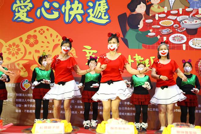 台北市社会局8日结合社福基金会举办「温馨年菜爱心快递」，长者大跳热舞揭开活动序幕。（张立勋摄）