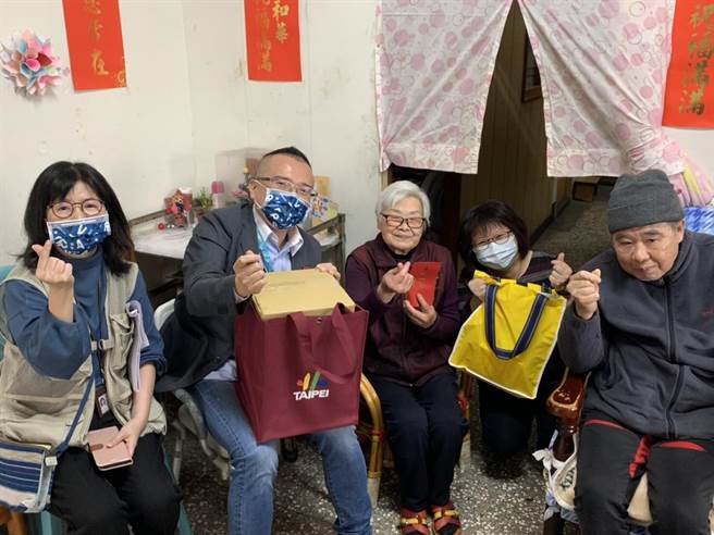 台北市社会局长周榆修（左二）亲自到南港独居长辈家中，致赠温暖年菜及送上年节祝福。（台北市社会局提供／张立勋台北传真）