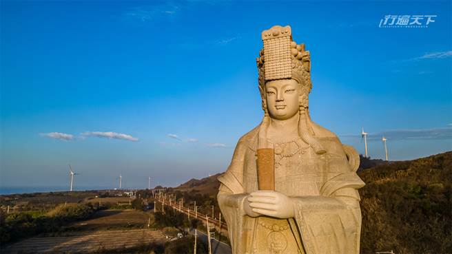 全台最高站姿媽祖像在苗栗後龍，後面還偶有火車經過。(圖／行遍天下提供)