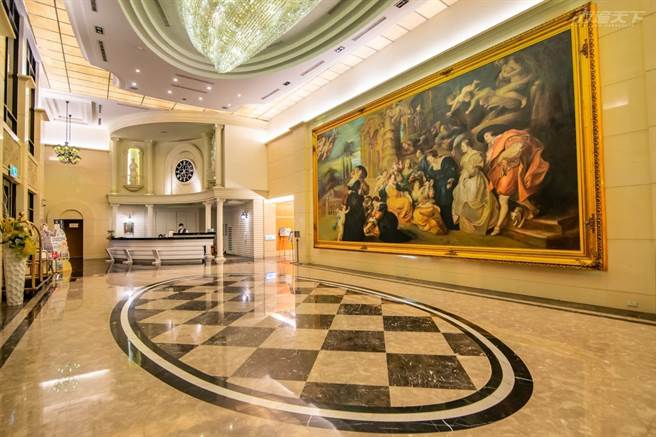 入口大廳的「愛的花園」作品與水晶燈，真有種秒到歐洲感。(圖／行遍天下提供)