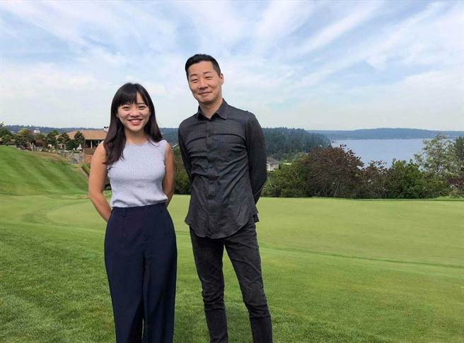 黄捷、林昶佐（右）。（翻摄林昶佐脸书）