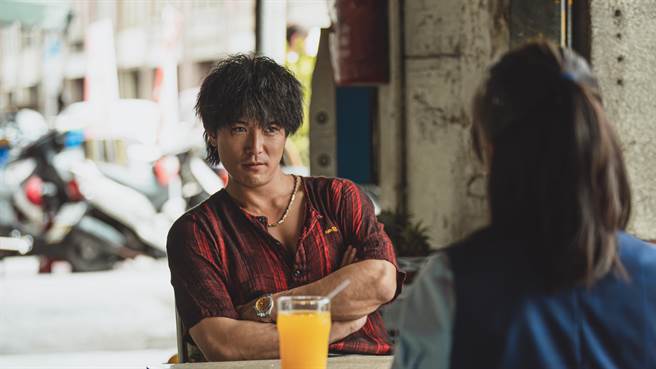 邱澤在片中飾演討債流氓。（金盞花大影業提供）