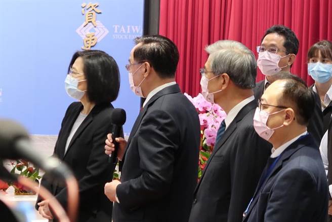 蔡英文（左）首度视察证交所指出，牛市已经先行来到。（图／魏乔怡摄）