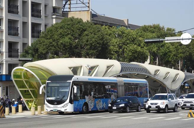 交通局长叶昭甫指出，春节7天连假到来，台中市公车服务不打烊；为让公车驾驶也可与家人团聚过年，班次将进行调整。（陈世宗摄）