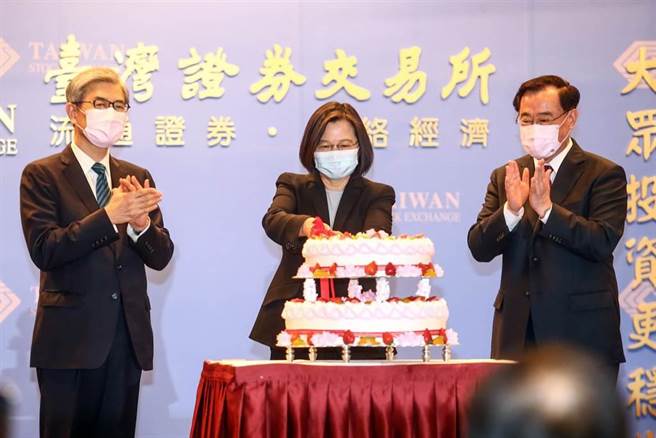 蔡英文总统（中）8日至台北101大楼视察台湾证券交易所，与金管会主委黄天牧（左）、证交所董事长许璋瑶（右）一同切蛋糕，祝贺证交所60周年庆。（邓博仁摄）