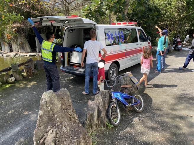 花蓮玉里鎮一名1歲半的男童今午不慎掉入自家池塘，被拉起後，隔壁護理師趕緊實施CPR，所幸恢復心跳脈搏且對痛有反應；救護人員趕抵現場立即將他送醫救治。（民眾提供／羅亦晽花蓮傳真）